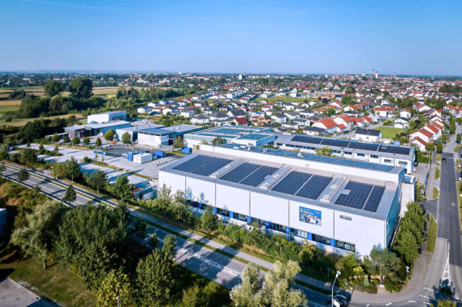 Auf dem Foto sieht man das Werk 1 und Werk 2 der Sonplas GmbH in Straubing. Die Dächer der beiden Gebäude sind flächendeckend mit PV-Anlagen ausgestattet.